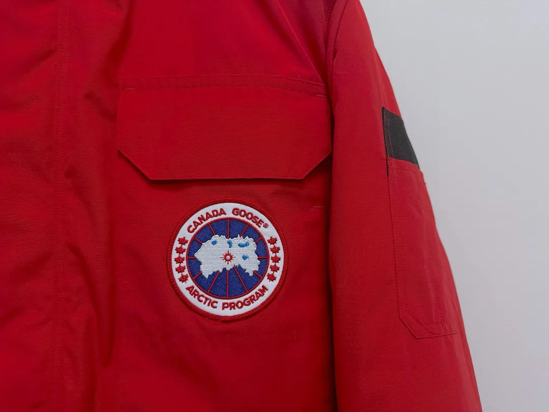 P780 Top Purchasing Version (Wolf Hair Optional) 🇨🇦CANADA GOOES 24 new models 08 models/couple models Factory direct supply: supplying global purchasing agents, micro-business, entities, Tmall, high-end stalls and studio cooperation, free shipping! Canada Goose Expedition Parka 2008 is the same style for men and women. It is mid-length and the most timeless classic. All Arctic and Antarctic scientific expedition teams choose Canada Goose as their cold-proof equipment. It is the Rolls-Royce of down jackets. ➖ Industry-leading anti-counterfeiting chip sensing. ➖ Imported Behringer embroidery machines and customized embroidery labels, the highest level and industry leading. ➖ Imported Korean 21-count polyester-cotton blended original fabric, TC85 waterproof coated fabric, water-repellent, windproof and wear-resistant. ➖ The new national standard 80 white duck down is filled with an average of 520 grams of down. The amount of down filled is industry-leading. ➖ 100% nylon lining with double double-layer sealing design to prevent velvet running, and seamless thread design on the cuffs! ➖ Western Canadian Green Wolf Collar. ➖ Yoshida YKK provides original factory-customized electroplated sliders. YKK two-way lockable zippers are tight and smooth and do not peel off paint. ➖ 3M composite Velcro is durable and the accessories and hardware are all custom-made. Note: Our copywriting is only simple and clear. Instead of bragging about the copywriting, it is better to compare and understand with samples. Only for the purest goose, the most dedicated, the most professional, the highest quality, the highest cost performance!  Size:XS-XXL